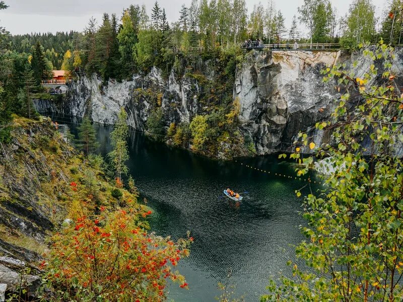 Экскурсия в карелию из санкт-петербурга. Мраморная гора карелия. Мраморные скалы. Рускеала горбилет. Рускеала горный парк зимой фото.