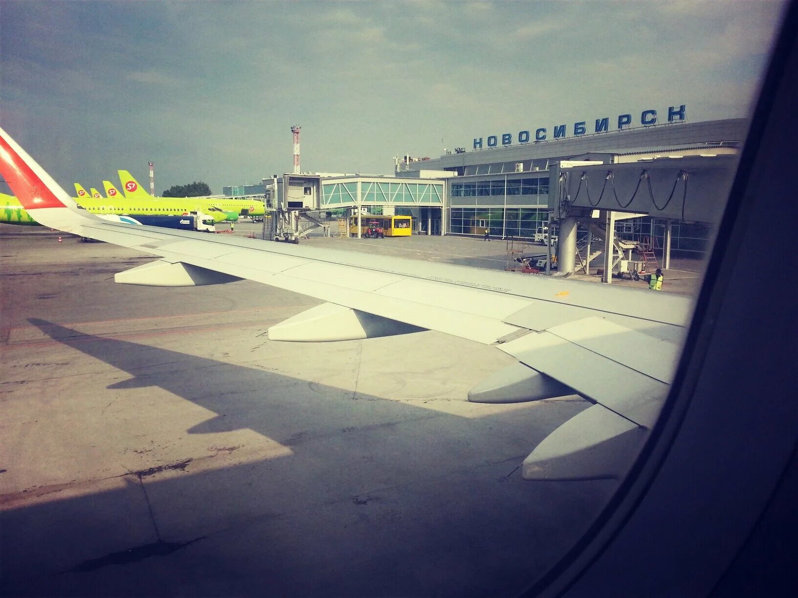 Аэропорт домодедово фот. Международный аэропорт гонконга. Айрапорт. Международное аэропорт москва домодедово. Великобритания лондон аэропорт хитроу.