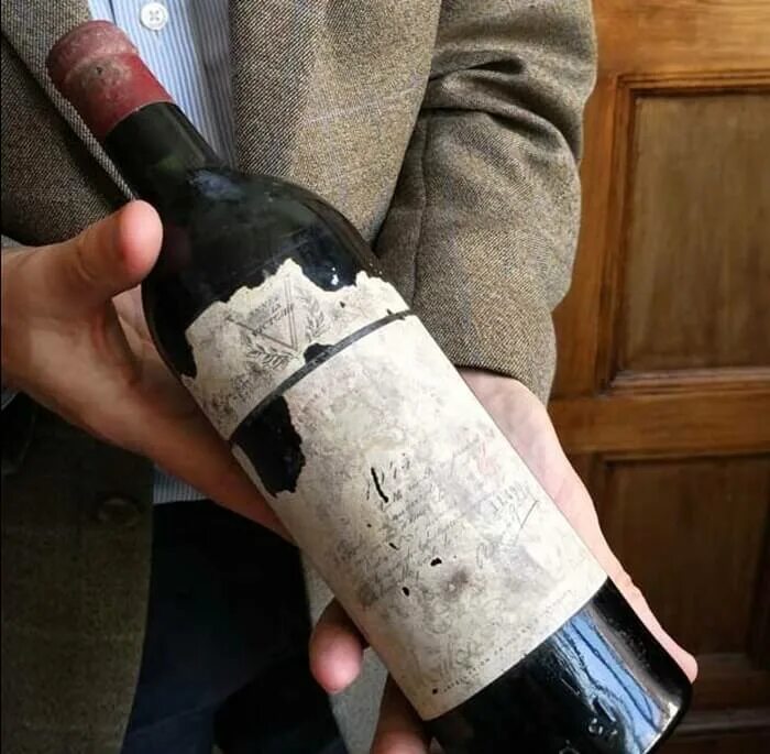 Цена самого дорогого вина. Вино Chateau Mouton Rothschild. Бутылку вина «Chateau Mouton-Rothschild» 1945 года выпуска. Chateau Mouton Rothschild 1947. Шато мутон-Ротшильд 1945 года.