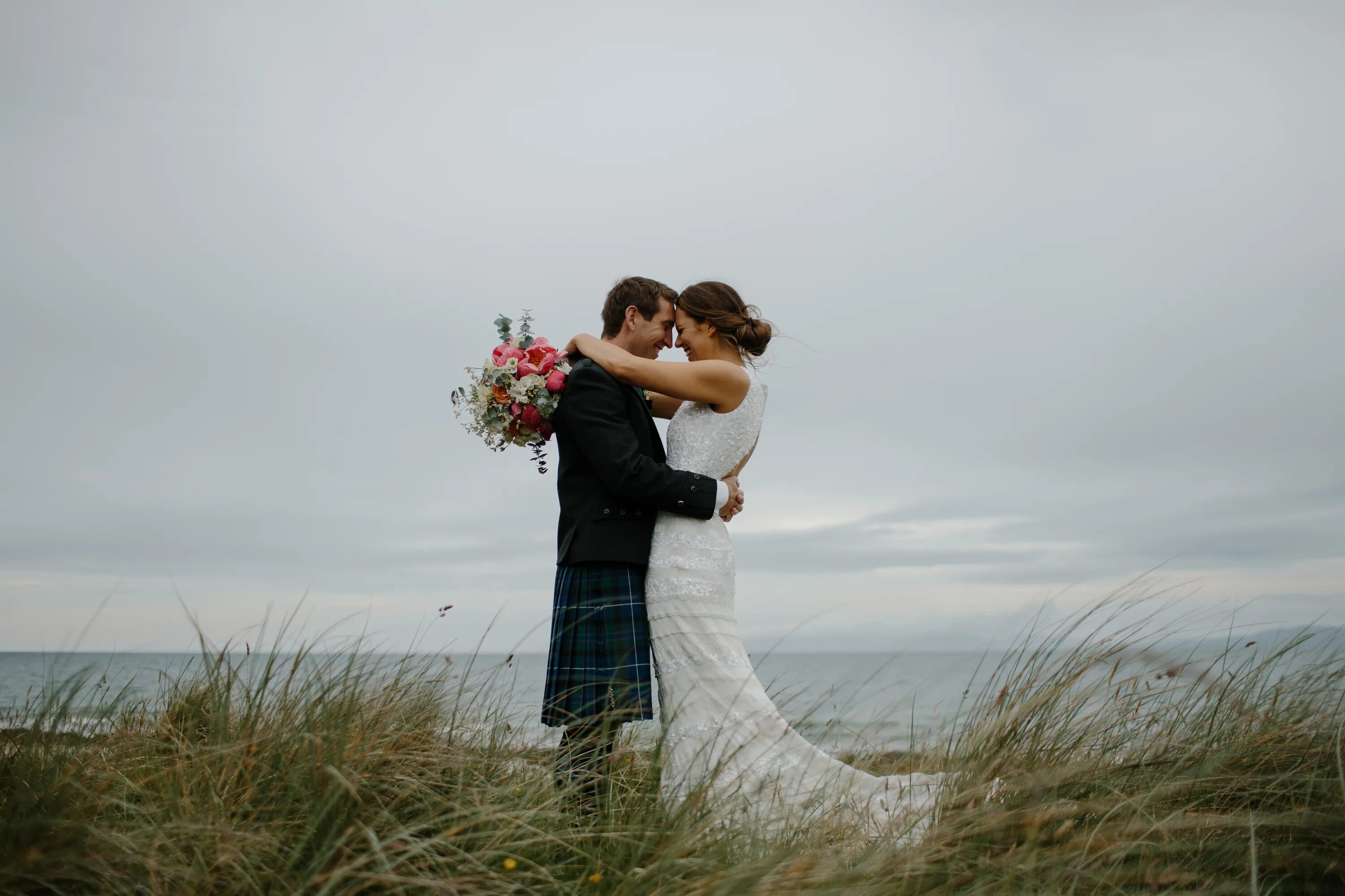 Свадьба на 80 человек we wed. Счастливая свадьба. Свадебные пары. Пара свадьба. Жених и невеста.