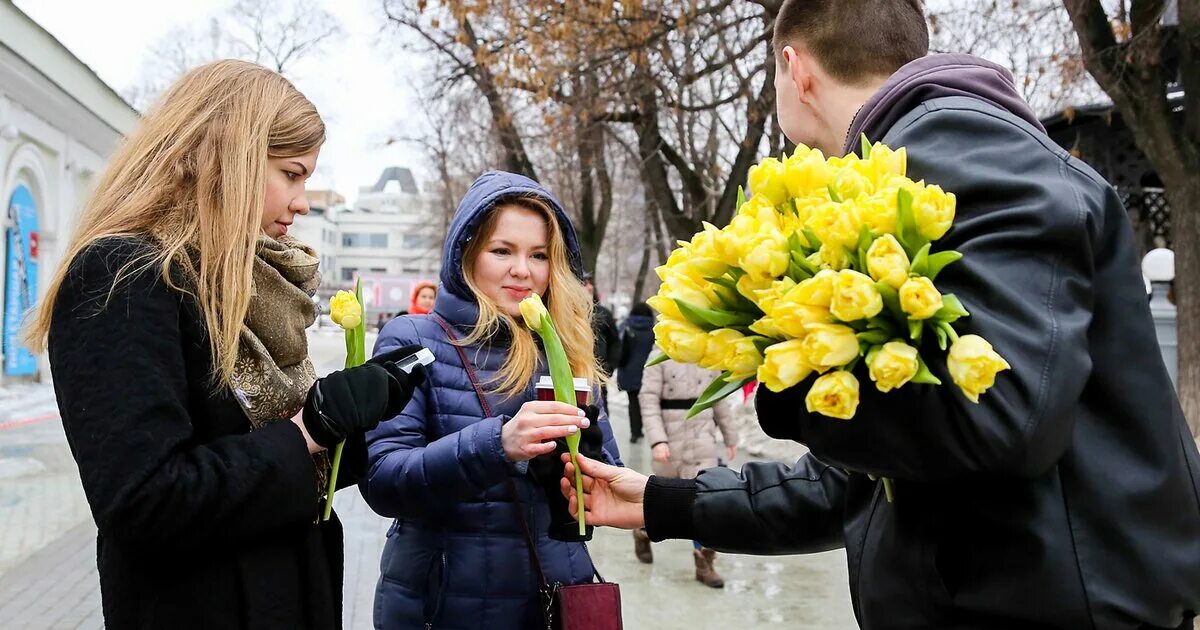 Где в москве будут раздавать цветы. Женский день. Вручение цветов.