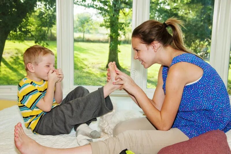 Босые щекотка. Фут тиклинг. Босая связанная. Щекотать пятки. Ноги мальчика.