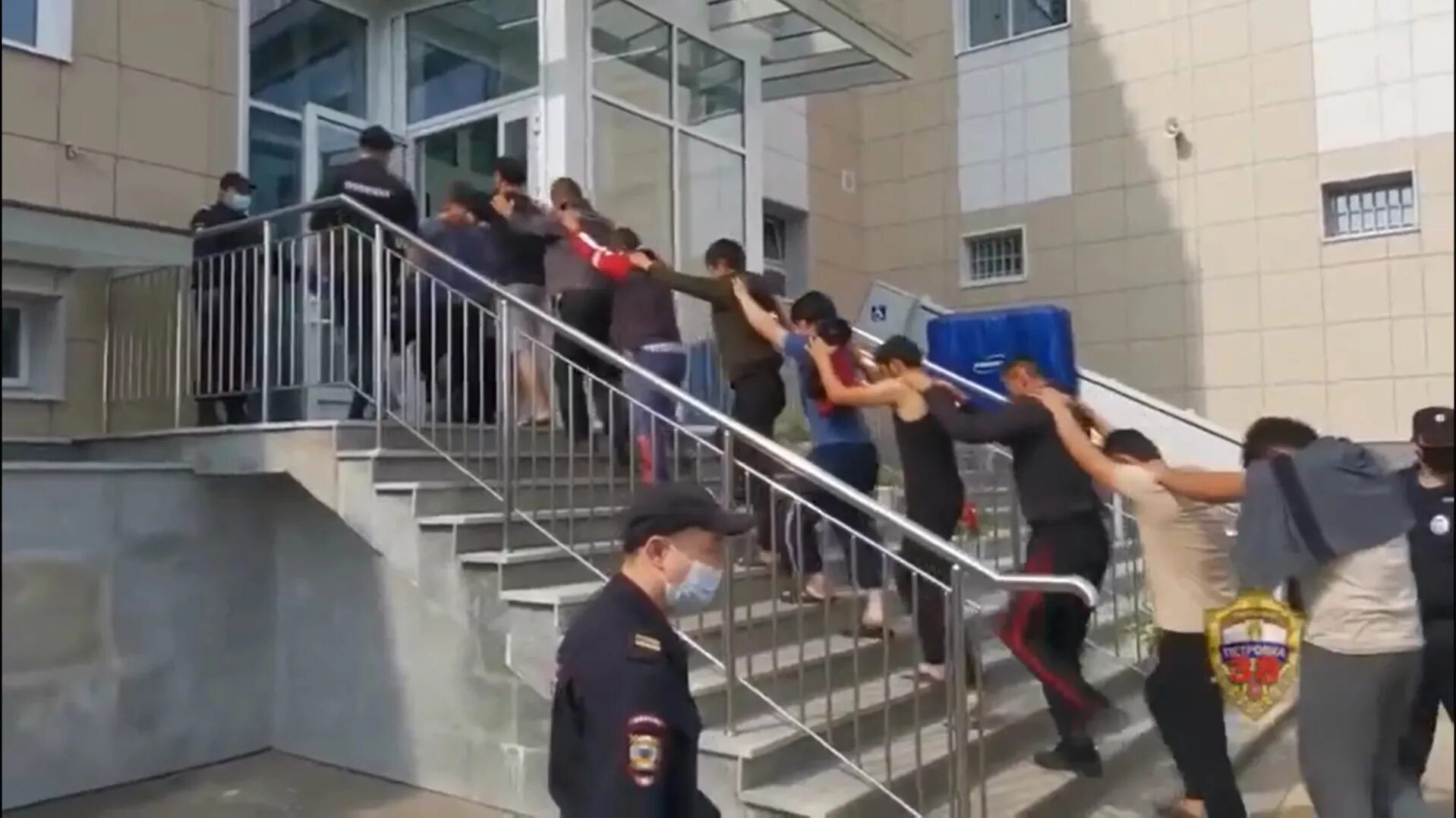 Депортация мигрантов 2023 последние новости. Депортация мигранты полиция. Очередь из мигрантов. Депортация мигрантов 2023 последние новости. Депортация мигрантов 2023 последние новости.