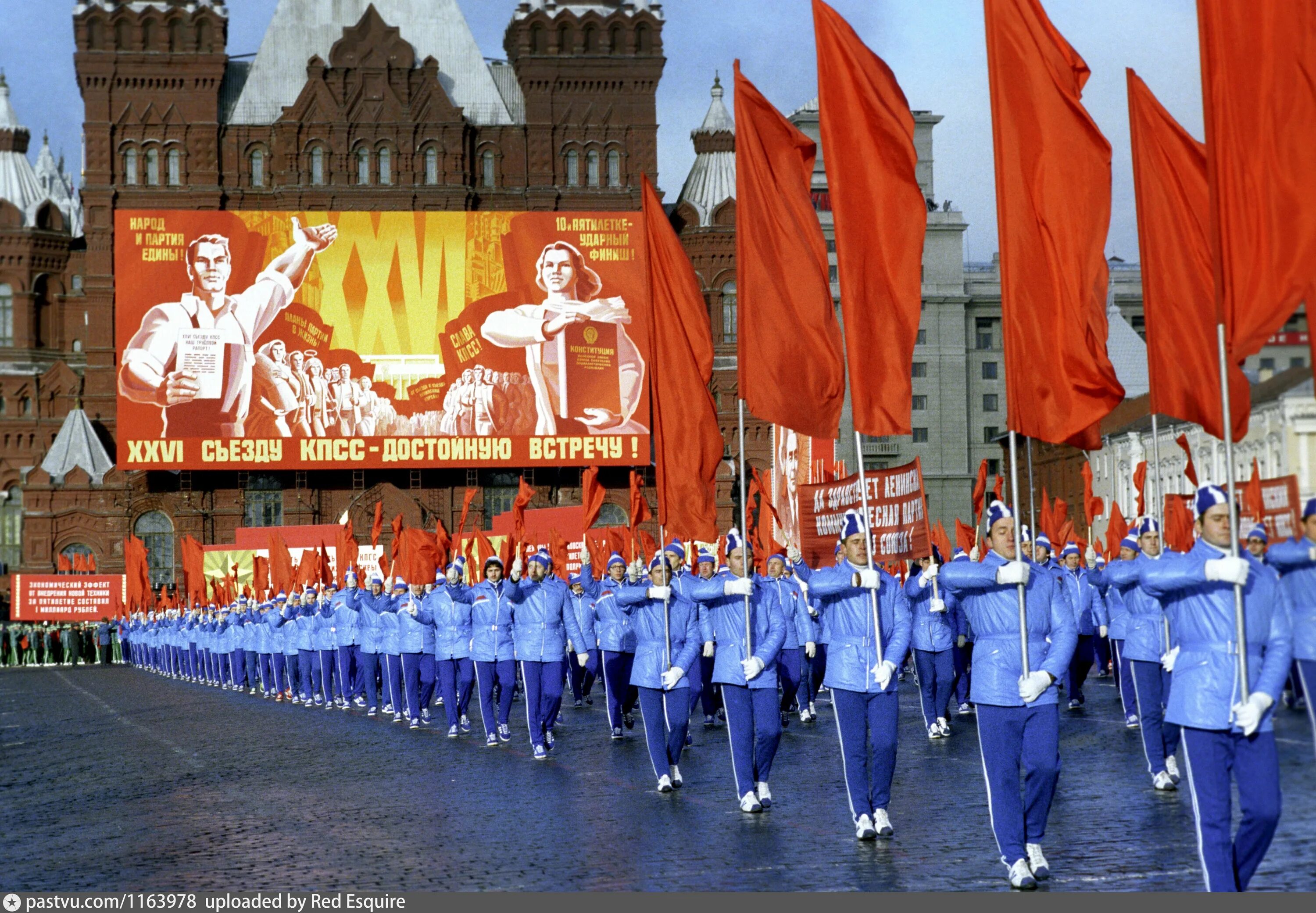В каком году октябрьская. Парад физкультурников 1937. Демонстрация трудящихся 7 ноября на красной площади. Парад 7 ноября СССР. Парад физкультурников на красной площади.