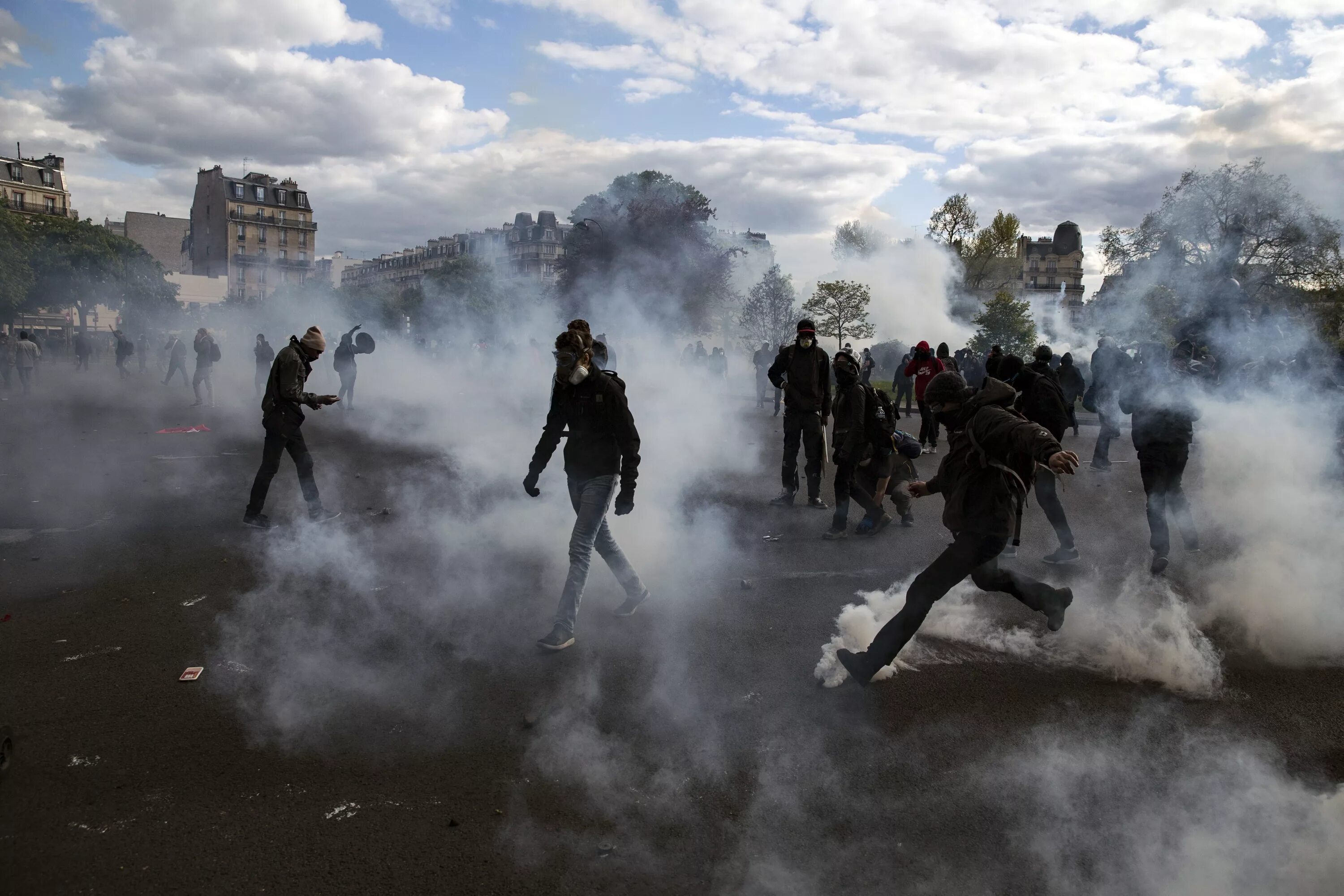 Потерпеть 20. Протесты во Франции. Протесты во Франции 2018. Беспорядки во Франции приколы. Протестующий с фаером во Франции.