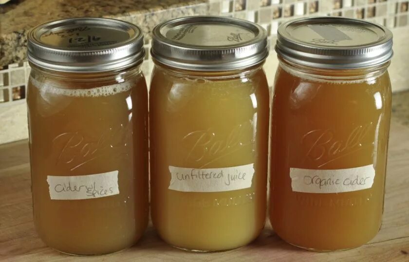 Тыквенный сок с мякотью на зиму. Тыквенный сок в банках. Яблочный сок на зиму через соковыжималку. Яблочный сок на зиму в домашних. Сок из яблок и моркови на зиму с мякотью.