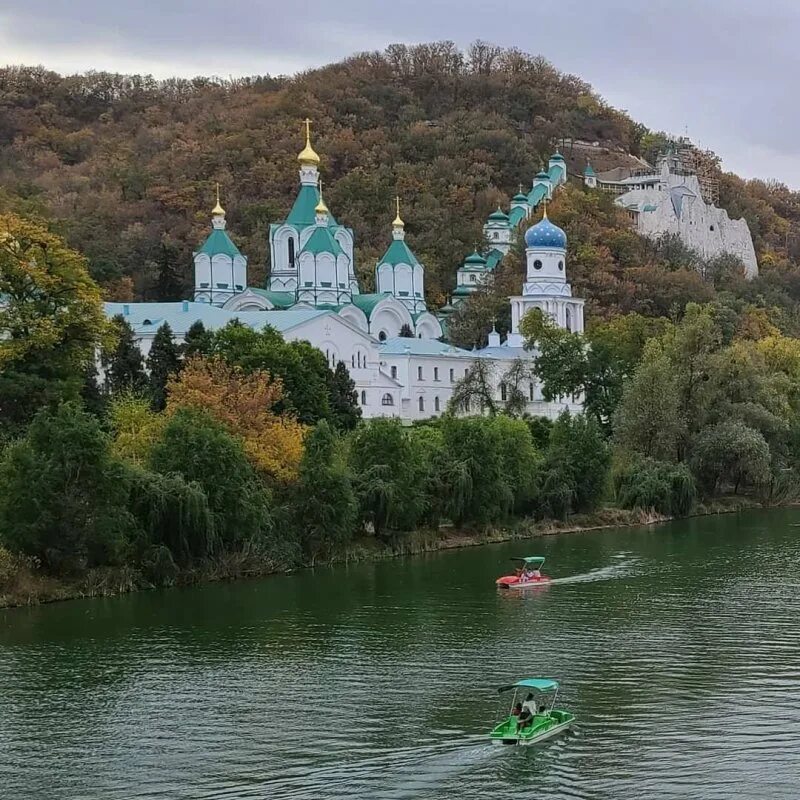 Свято успенский святогорский. Свято-Успенская Святогорская Лавра Украина. Свято Успенская Лавра Святогорск. Святогорская Лавра Святогорск скит. Свято-Успенская Святогорская Лавра, Украина, г. Святогорск.