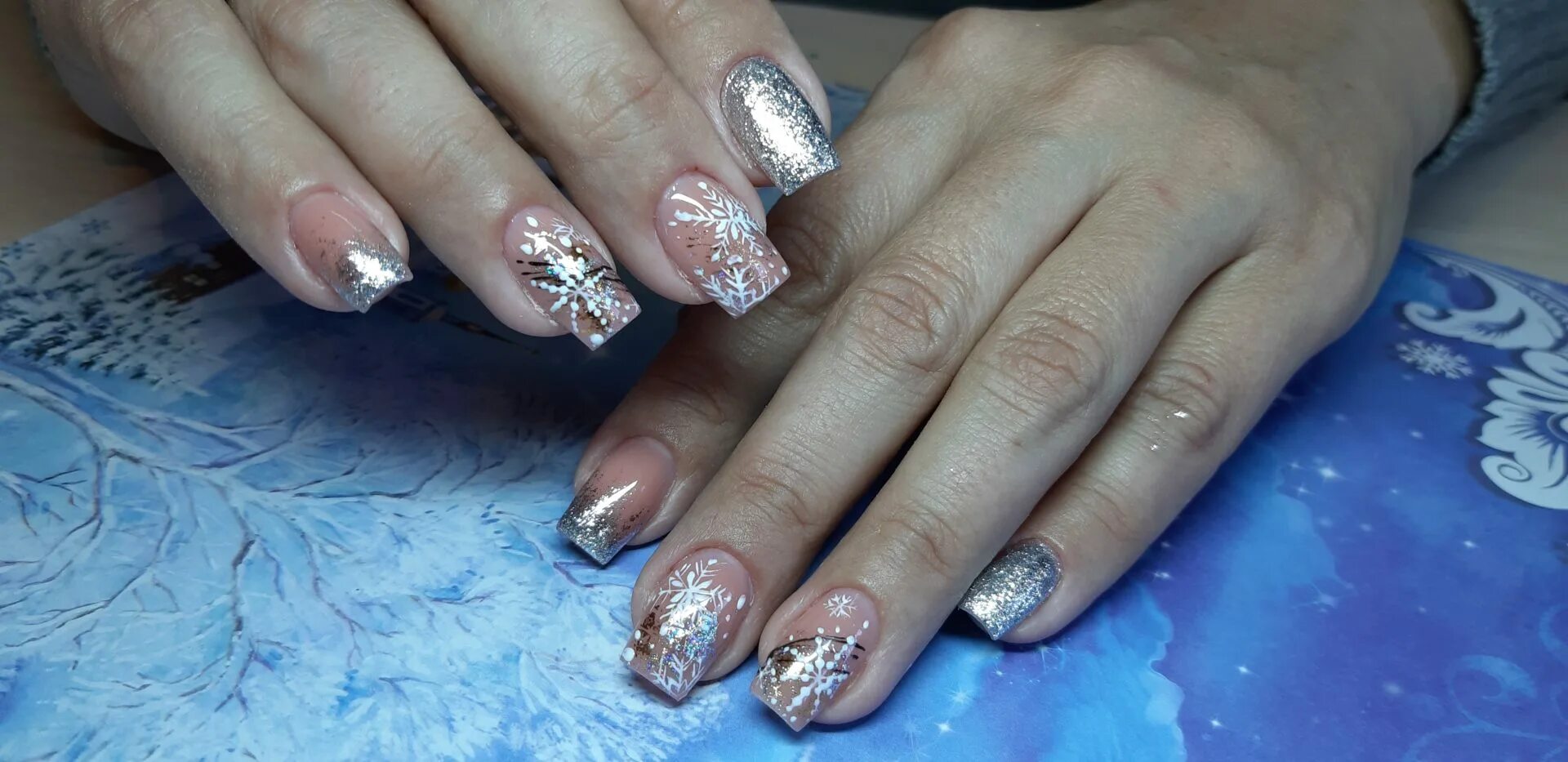 маникюр со стразами и блестками. красивый зимний маникюр. новогодний френч с блестками на ногтях. френч блестки. маникюр градиент с блестками.