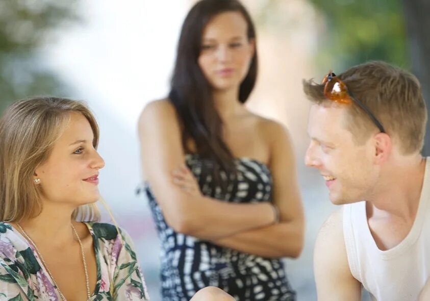 Парень с двумя девушками в ресторане. Мужчина флиртует с другой. Мужчина и две женщины. Две девушки и мужчина в ресторане. Парень флиртует с подругой.