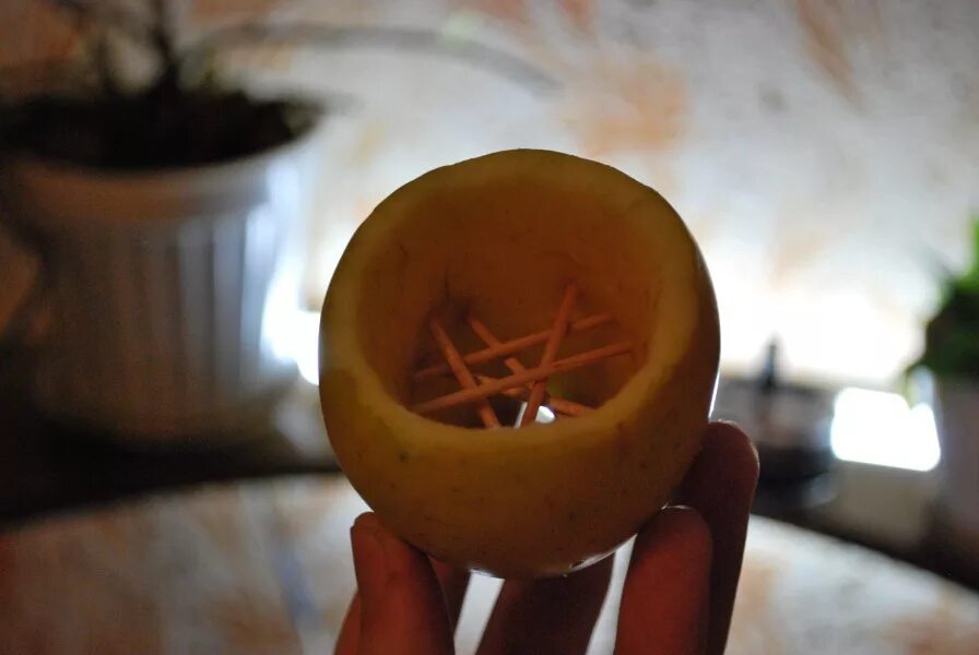 Чаша для кальяна из яблока. Кальян с яблоком вместо чаши. Кальян на фруктовой чаше. Кальян на яблоке. Кальян на яблоке.