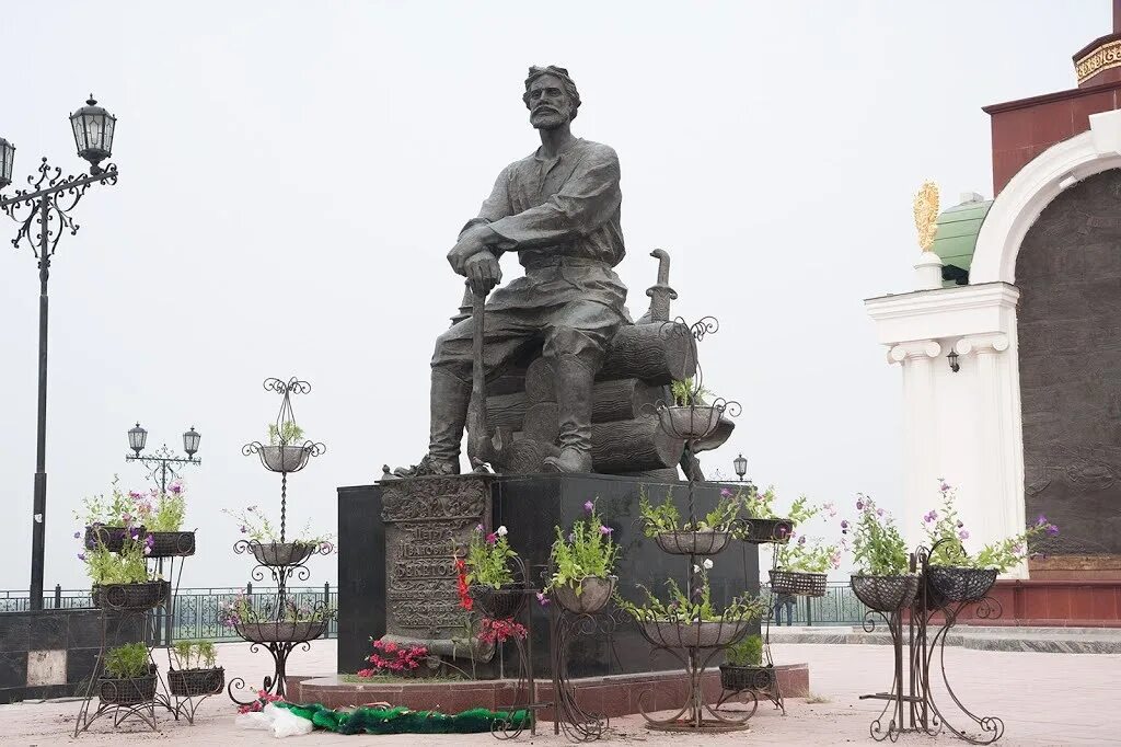 Город бекетова. Город бекетова. Город бекетова. Памятник бекетову петру ивановичу в якутске. Город бекетова.