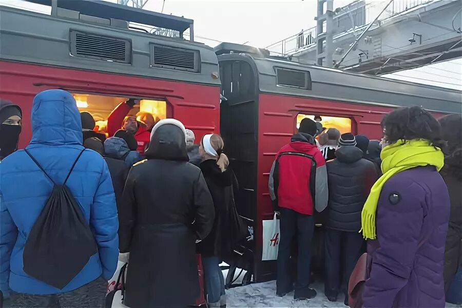 Задержка движения поездов. Электричка Москва Тверь. Ноябрьские электрички. Электропоезд в Ленинграде. Электрички Ленинградского направления фото.