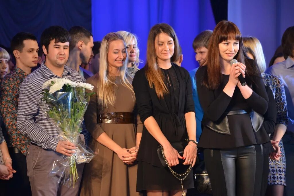 Сможете быть на встрече. Сможете быть на встрече. Платье для встречи выпускников 20 лет. Вечер встречи выпускников в ресторане. Встреча мужчины и женщины.