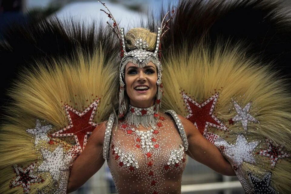 Карнавал в рио-де-жанейро фото. Бразильский карнавал фон. 11 февраля – carnaval de nice (карнавал в ницце). Первый карнавал в бразилии. Знаменитый карнавал в.