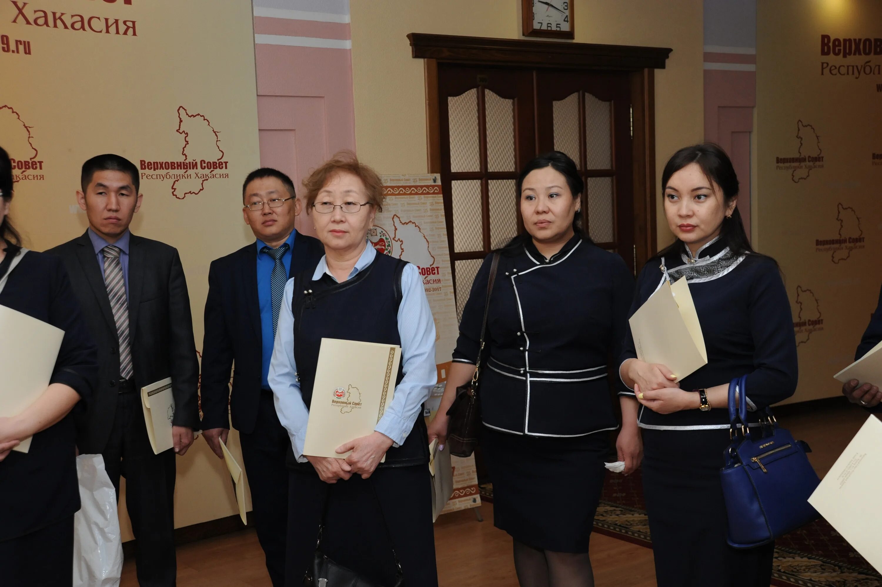 Верховный совет республики хакасия. Награждение в верховном совете рх к дню социального работника. Верховный совет хакасии экскурсия. Хакасия политики. Сайт верховного совета хакасии.