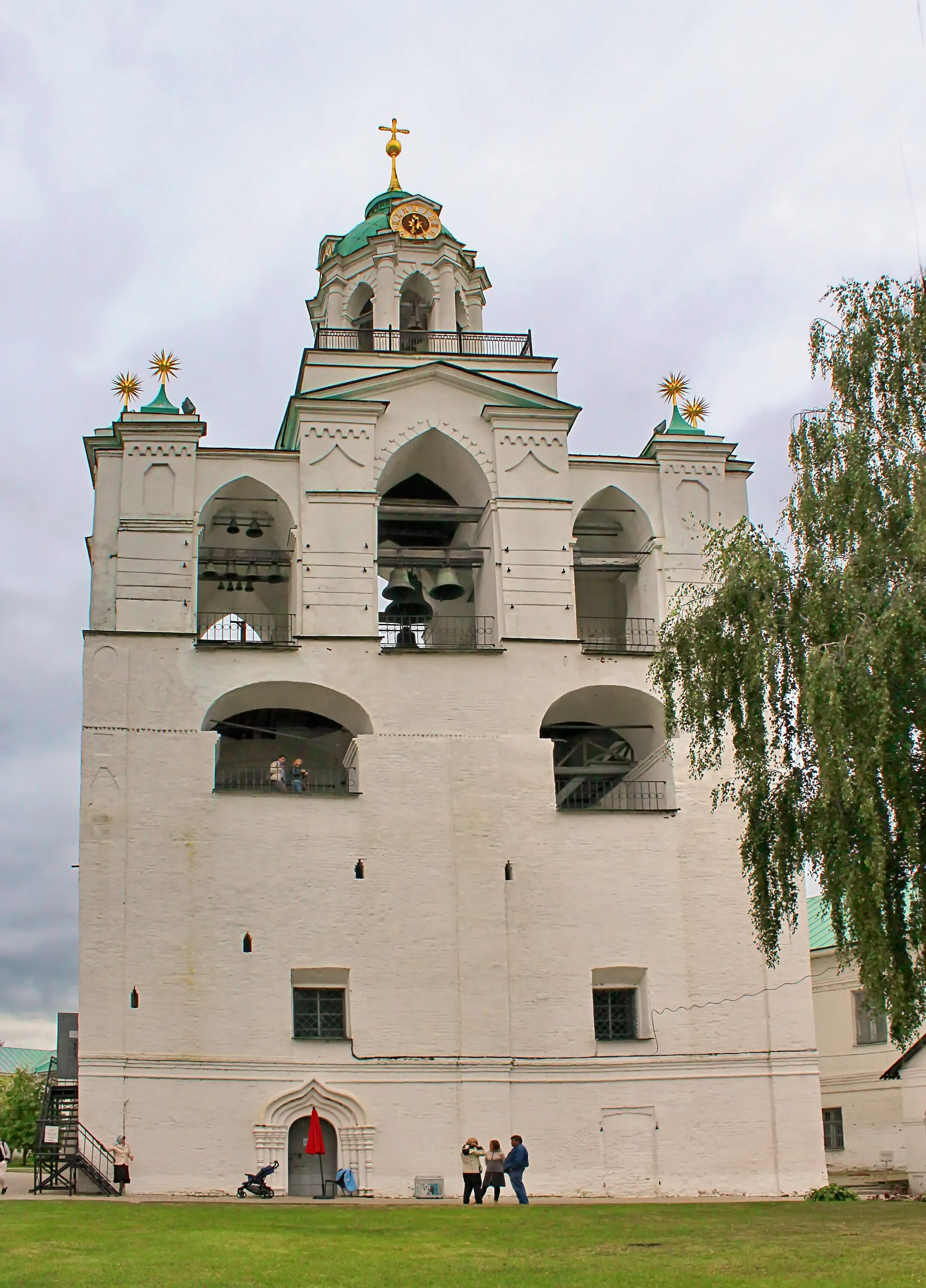 В каком городе находится знаменитая звонница. В каком городе находится знаменитая звонница. Ростов великий кремль звонница. Звонница успенского собора ростовского кремля. В каком городе находится знаменитая звонница.