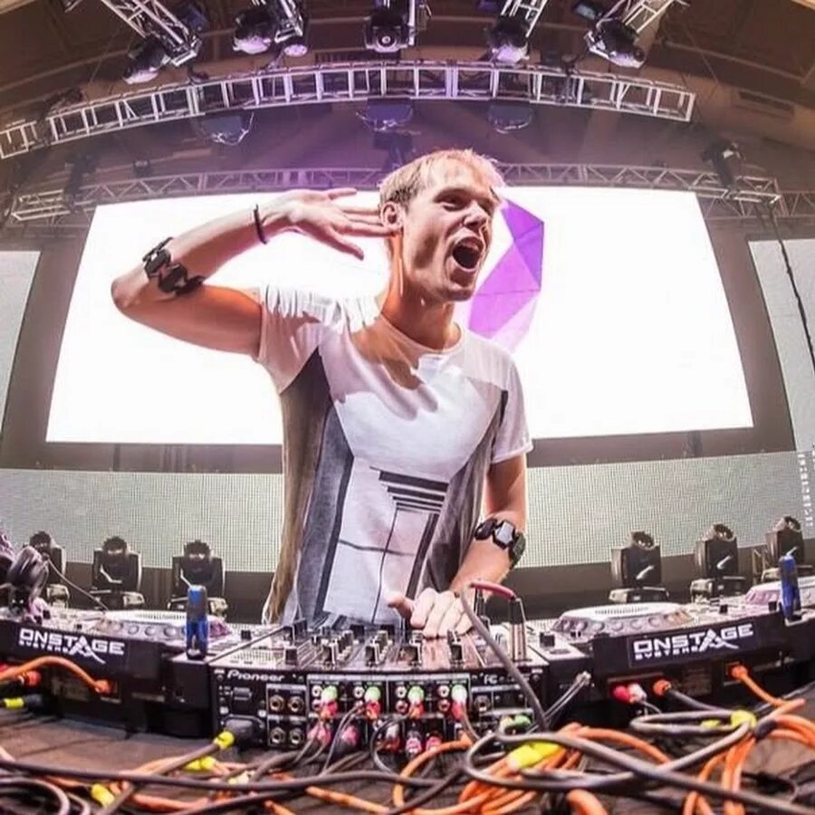 Ван бюрен ремиксы. Армин ван бюрен. dj армин ван бюрен. армин ван бюрен в москве. armin van buuren москва 2015.