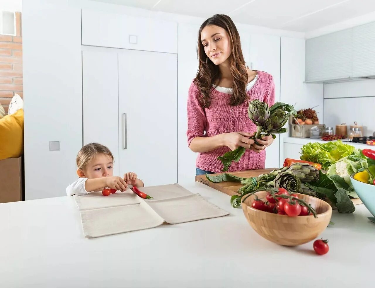 Готовка на кухне. Готовка на кухне. Готовим завтрак. Семья на кухне. Семья на кухне.