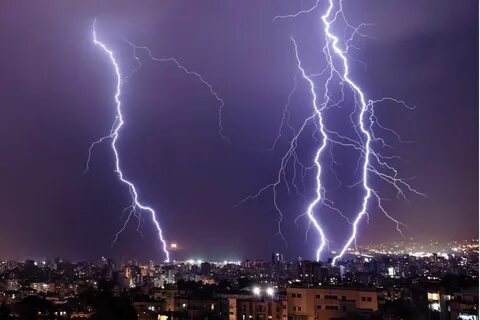 За окном сверкает молния