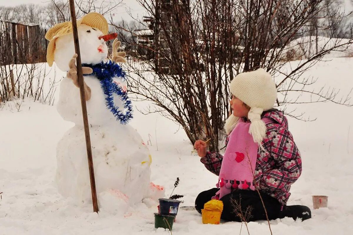 Лепить снеговика зимой. Лепка Снеговик. Зимние игры для детей на улице. Зимние игрушки для детей на улице. Дети лепят снеговика.