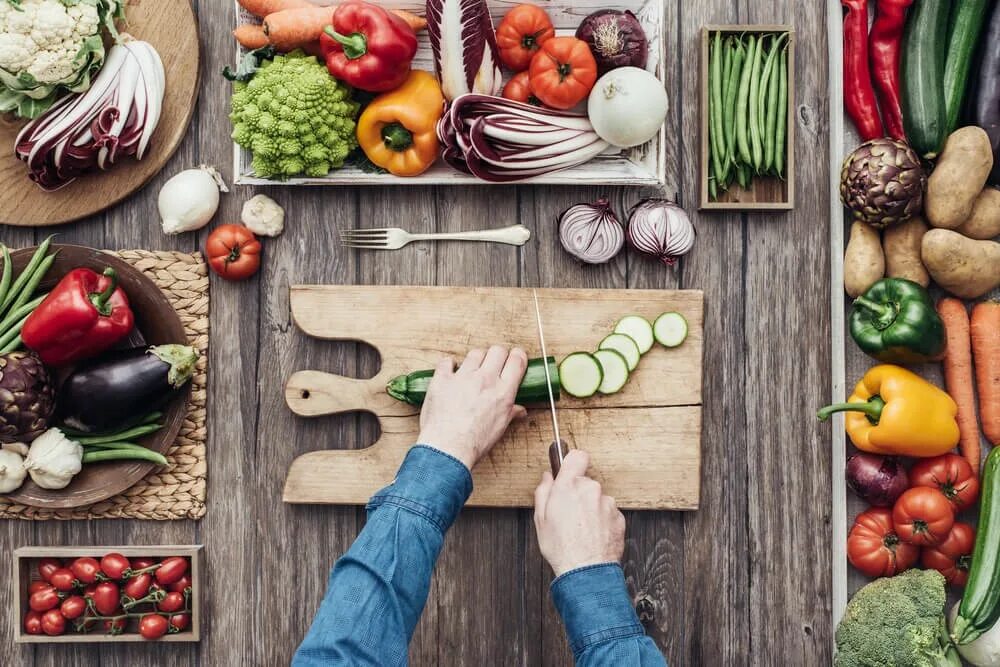 Что можно есть руками. Овощи на столе. Кухонный стол с овощами. Овощи "кухня". Фрукты овощи на столе вид сверху.