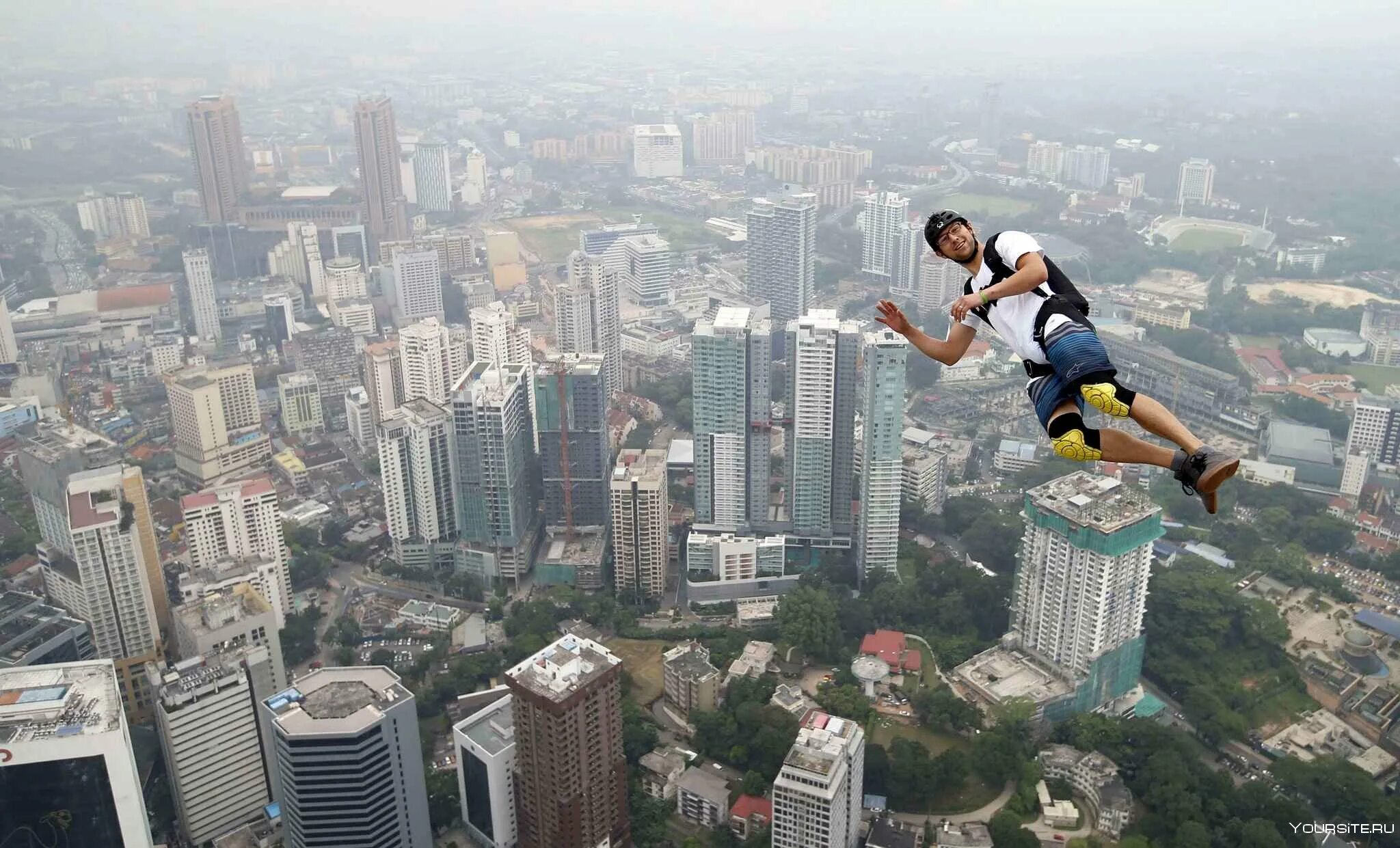 С какой высоты прыгал человек. Kl tower бейсджампинг. прыжки в высоту. прыжок с небоскреба. экстремальные прыжки с высоты.