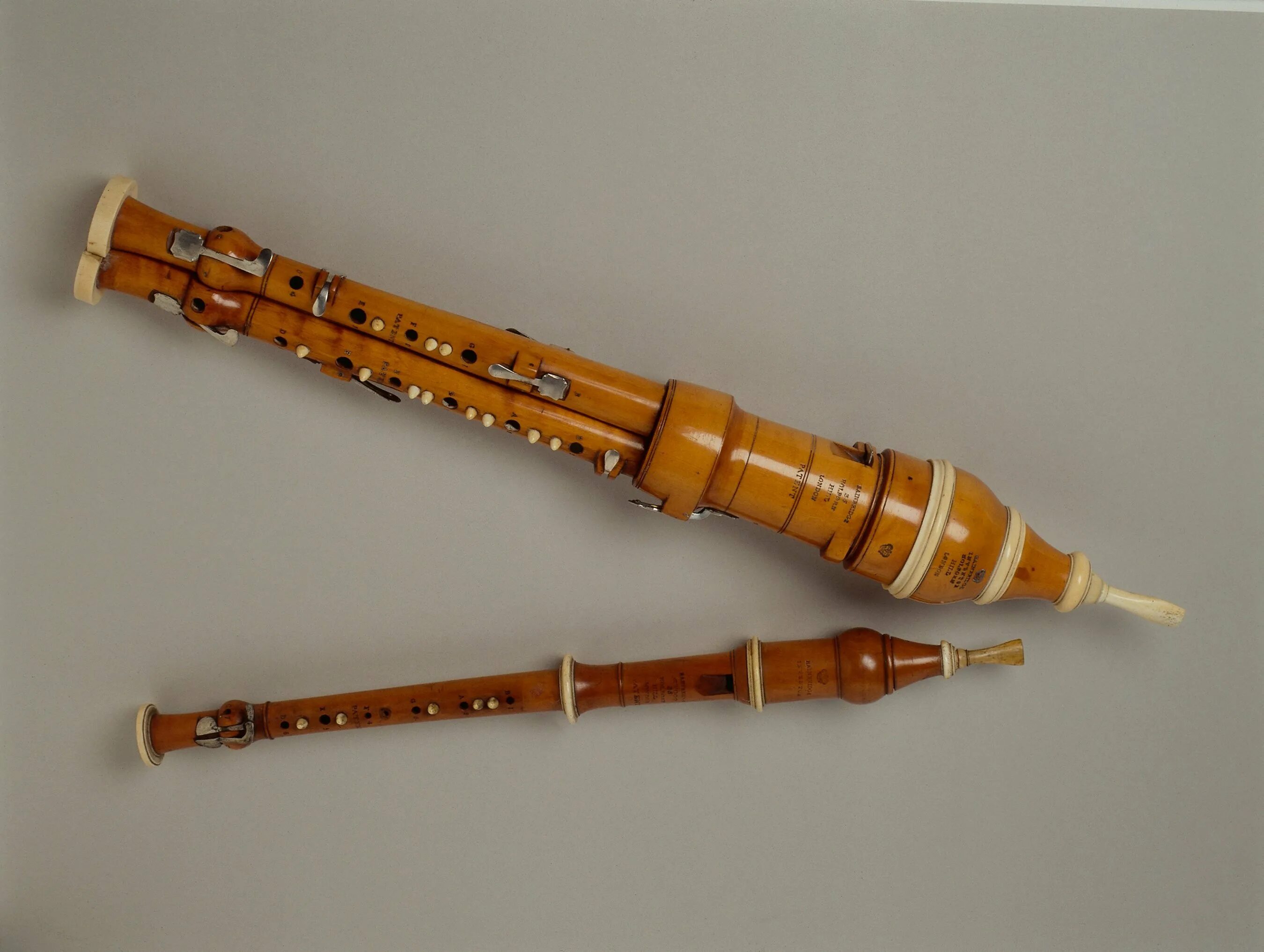 Высокий инструмент высокого регистра. Флажолет флейта. Французский флажолет. Флажолет музыкальный инструмент. Национальный музыкальный инструмент Франции.
