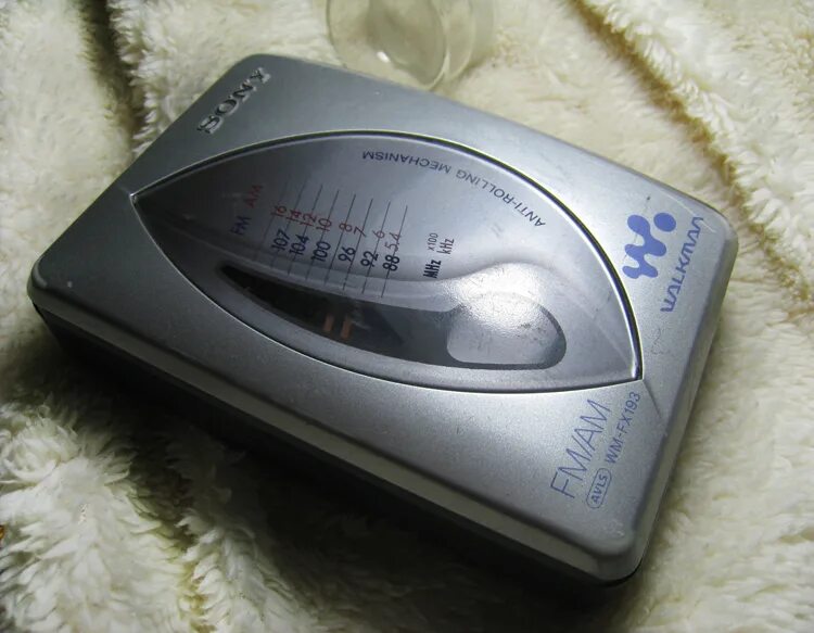 Кассетный плеер Sony Walkman. Sony Walkman кассетный 2000. Кассетный плеер Sony Walkman fx303. Кассетный плеер Sony WM- ex110.