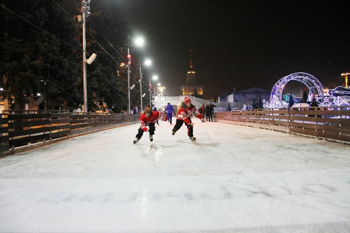 В каком городе каток. Ереван парк каток. ВДНХ Казань каток. Каток ВДНХ tele2. Гюмри каток.