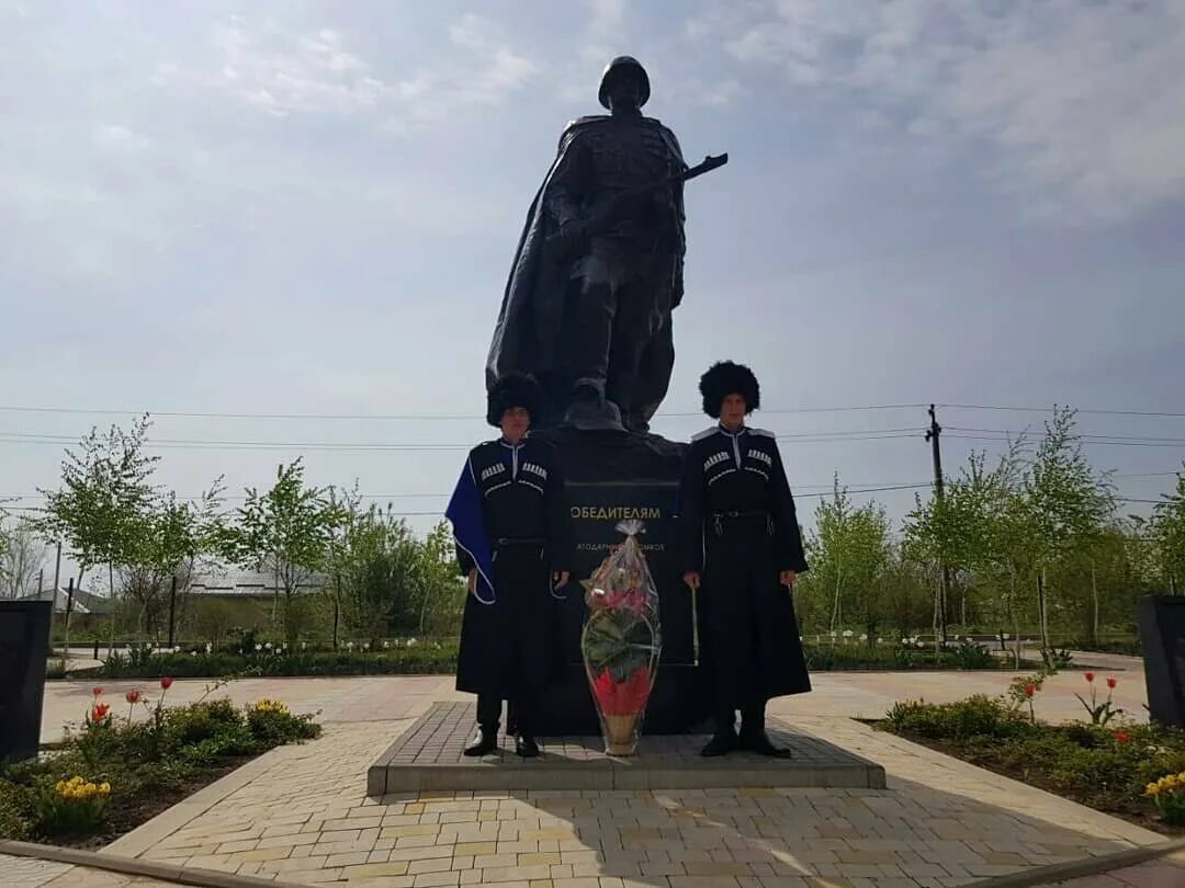 Ставропольский край город Михайловск памятник Ушакову. Памятники г Михайловск Ставропольский край. Михайловск парк Победы. Гармония Михайловск памятники.