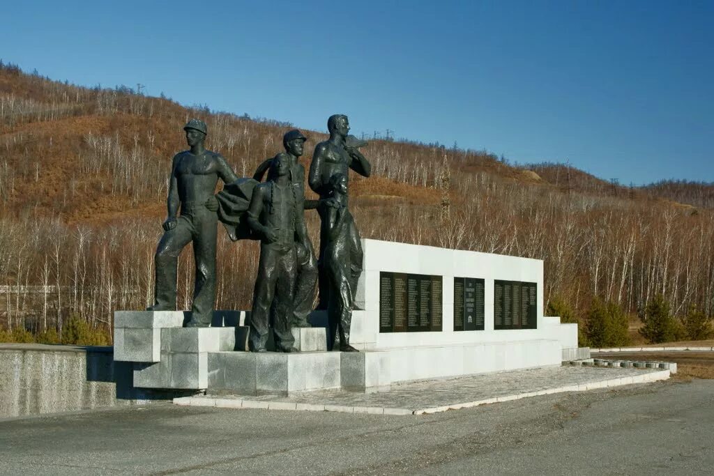 Зея амурская область. Г Зея Амурская область. Памятники город Зея Амурская. Площадь в городе Зея Амурская область. Памятник гидростроителям в Зее.