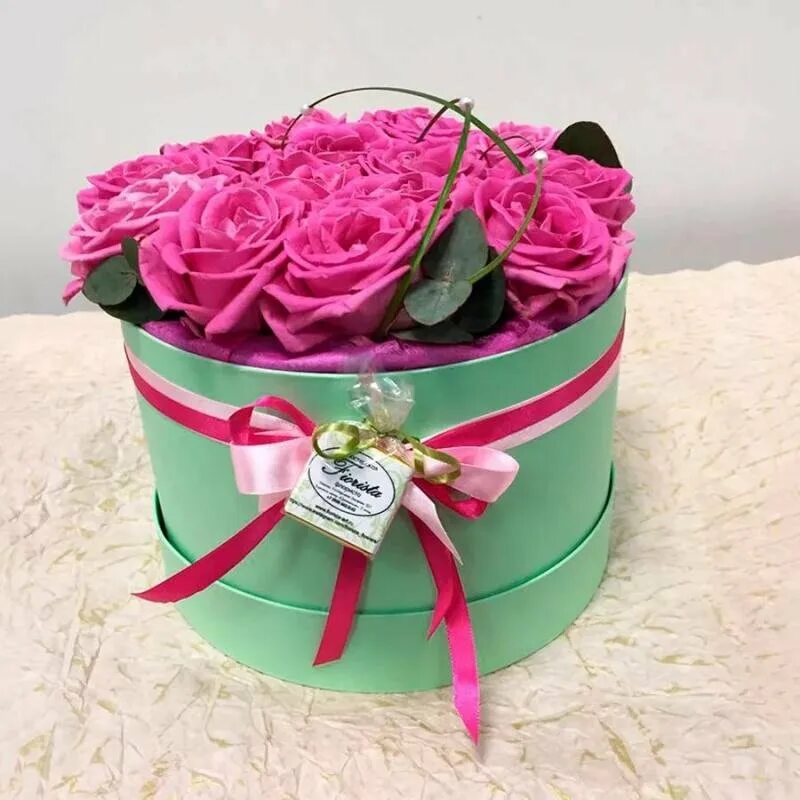 цветы в коробочке своими руками. коробочка украшенная живыми цветами. как сделать цветы в коробке. букет в круглой коробке. букеты в шляпных коробках.