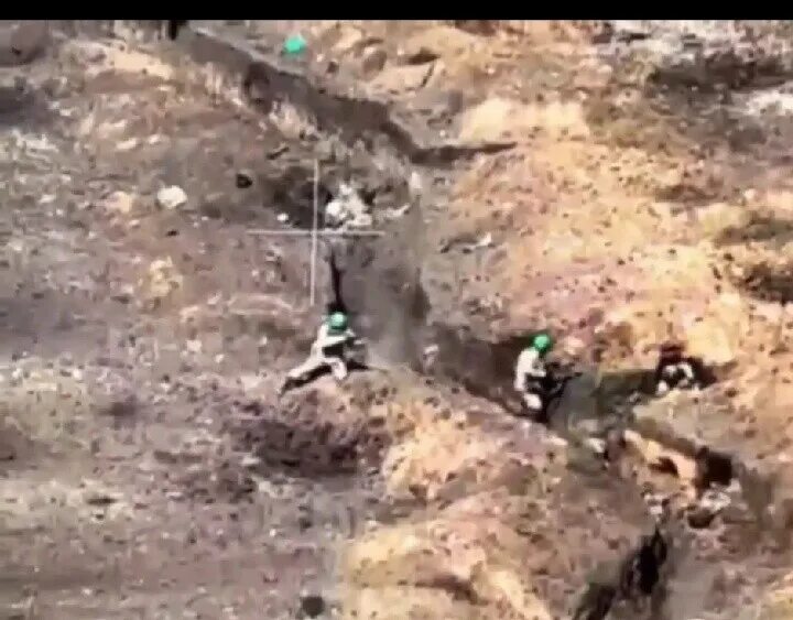 Расстрел в упор. Украинцев расстреляли в упор. Американский полицейский застрелил. Машина расстреляна лазером. Расстрел полицейской машины.