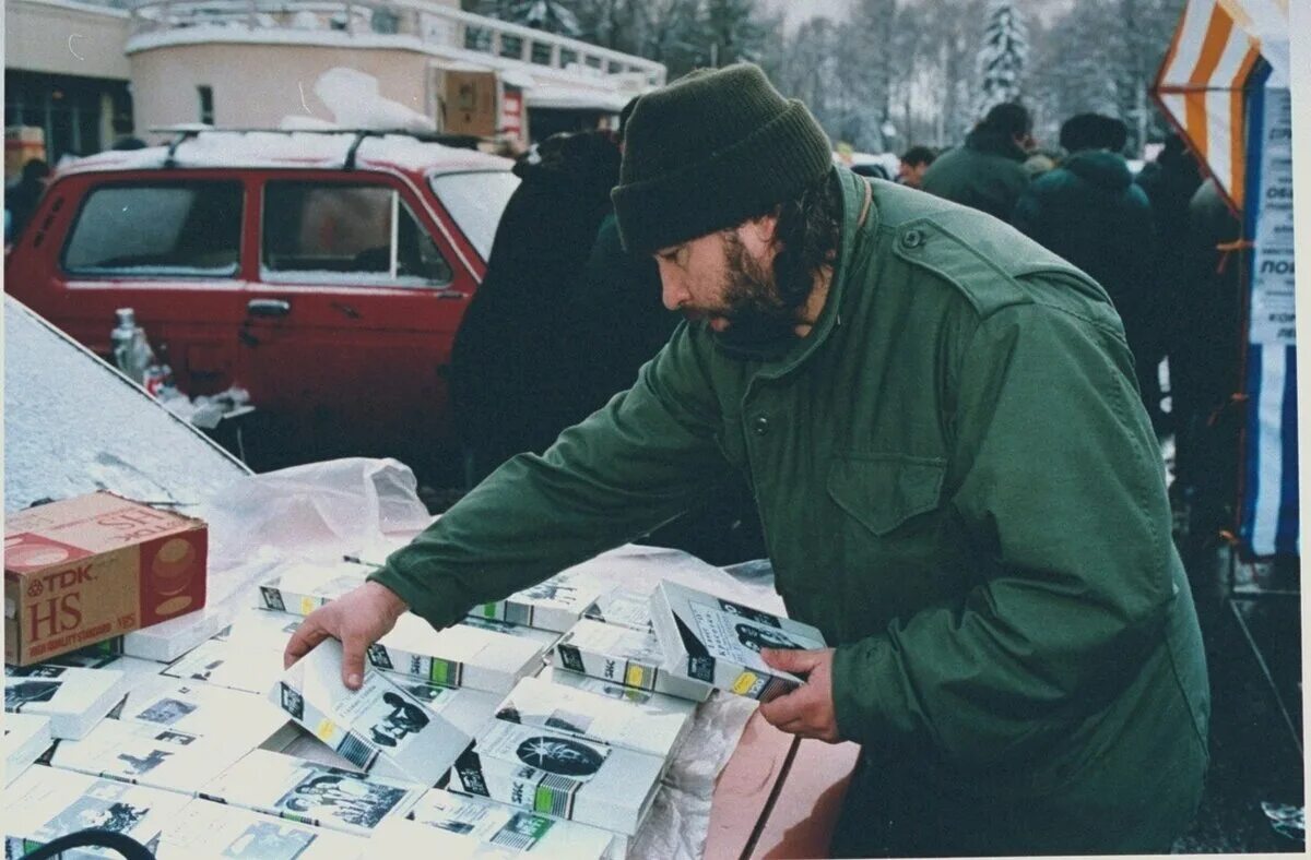 Горбушка рынок 90-е. Горбушка рынок в 90-е годы. Горбушка рынок в Москве в 90х. Горбушка в 90-е. Старая горбушка