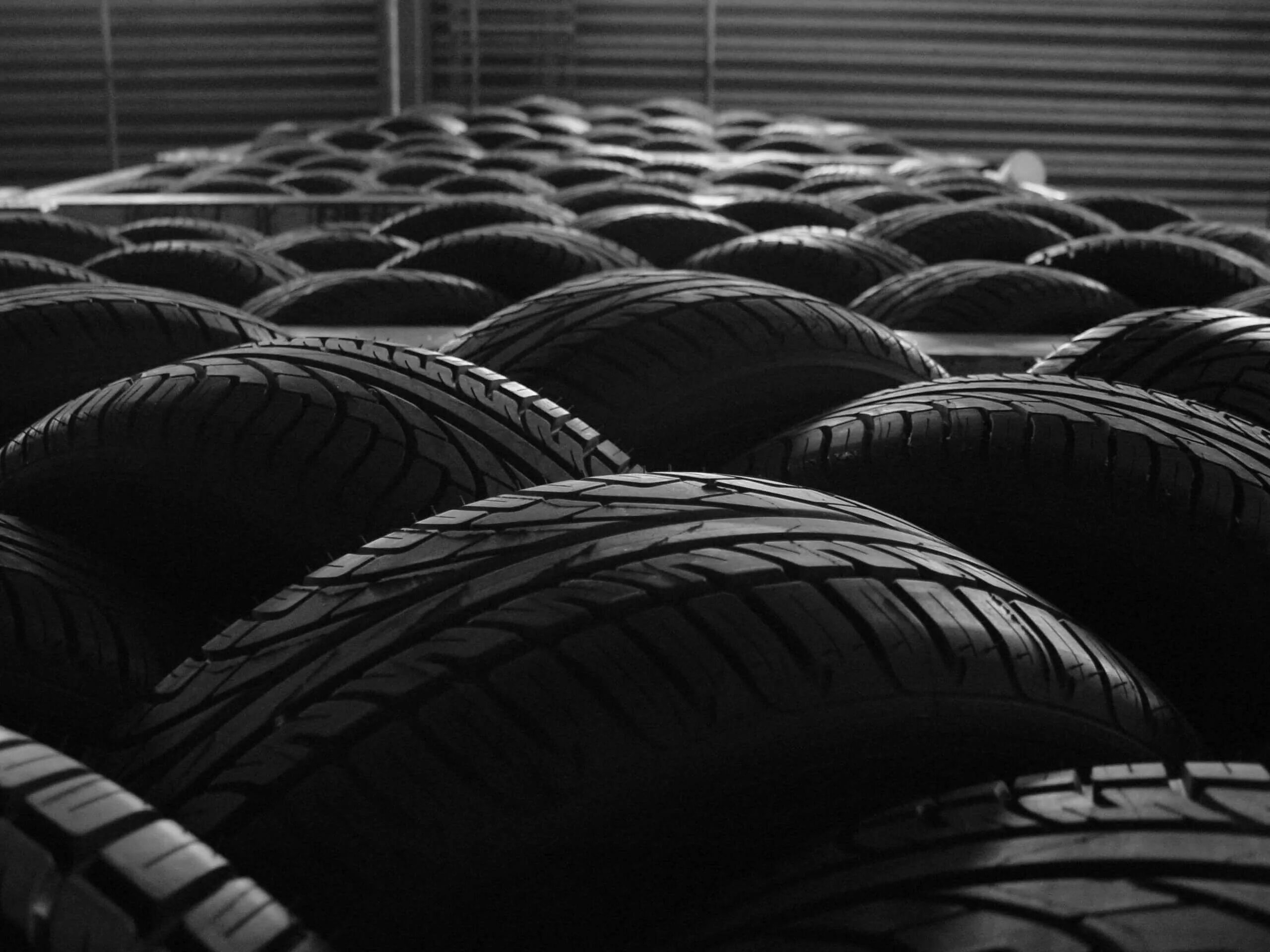 Резина blacktyres. Black tyres шины спб. Протектор шин гоночного автомобиля. Протектор шины на черном фоне. Black tyres шины спб.