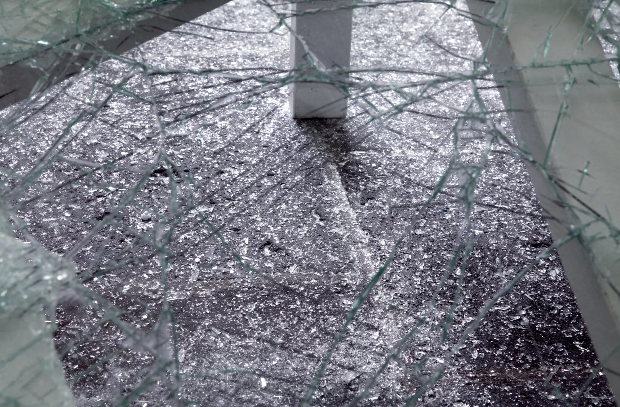 Изделия из битого стекла. Разбитое стекло материал. Разбитые куски стекла. Битое стекло. Столешница с битым стеклом.