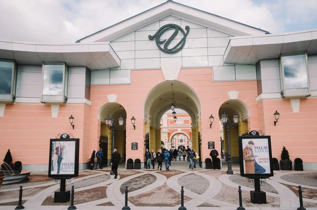 Outlet санкт петербург. Пулковское шоссе 60 аутлет. Пулково аутлет Виладж. ТЦ аутлет Пулково. Outlet Village Пулково СПБ.