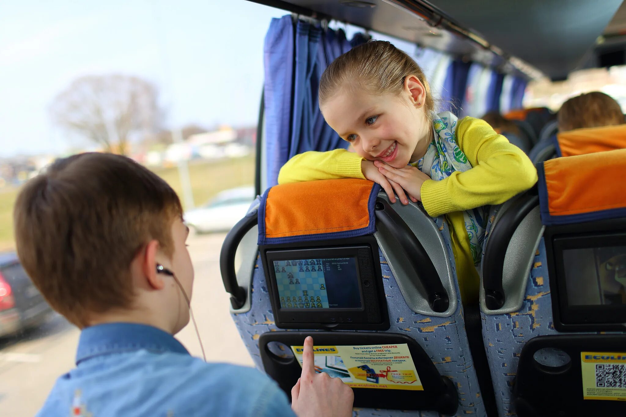 Автобус для детей. Детский экскурсионный автобус. Дети в автобусе путешествие. Школьные экскурсии автобусные.