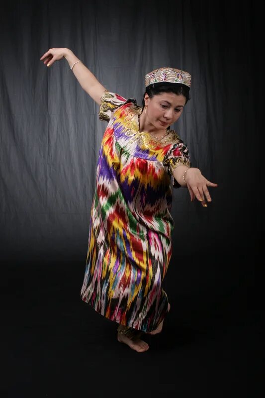 Узбекские женщины. Узбекская танцовщица. Национальная одежда таджичек. Таджики танцуют. Танцующий таджик