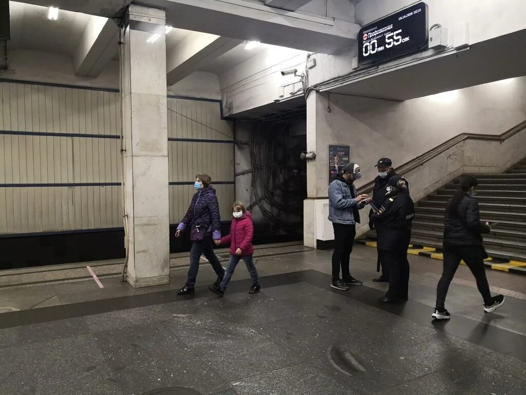 Включи новости на станции. Штраф в метро. Маски в метро штраф. Контроль в метро масочного режима. Усиления у метро.