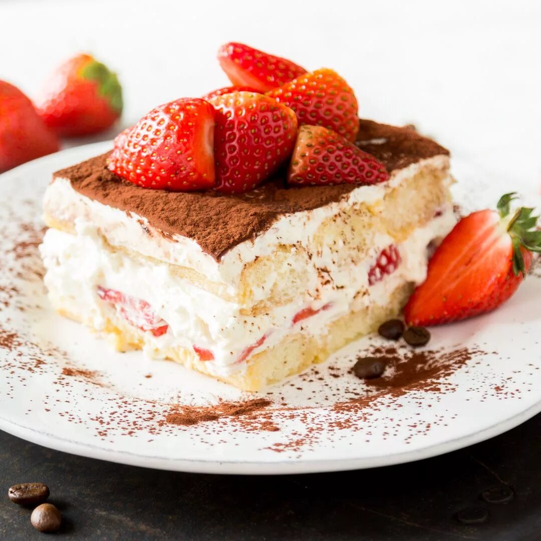 Зефирный торт. Украшение торта взбитыми сливками. Творожно йогуртовый торт. Trifle блюдо. Торт без выпечки со взбитыми сливками.