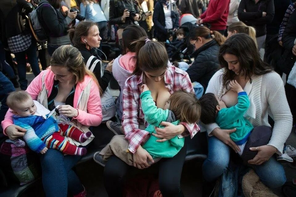 Прилюдное грудное вскармливание. Массовое кормление грудью. Кормление в общественных местах. Кормление на публике. 5 тыс мамам