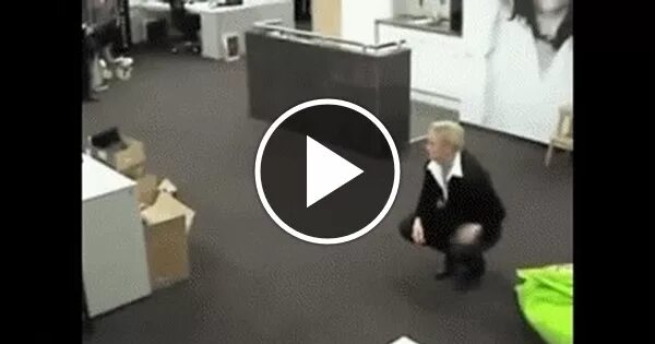 Устала гиф. Гифка домой с работы. Пришла гиф. После работы gif. Сон на работе гифка.