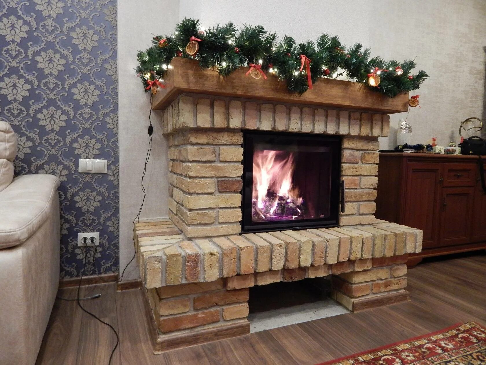 Декоративный камин. Декоративный камин. Камин своими руками декоративный. Бутафорский камин. Камин из коробок.