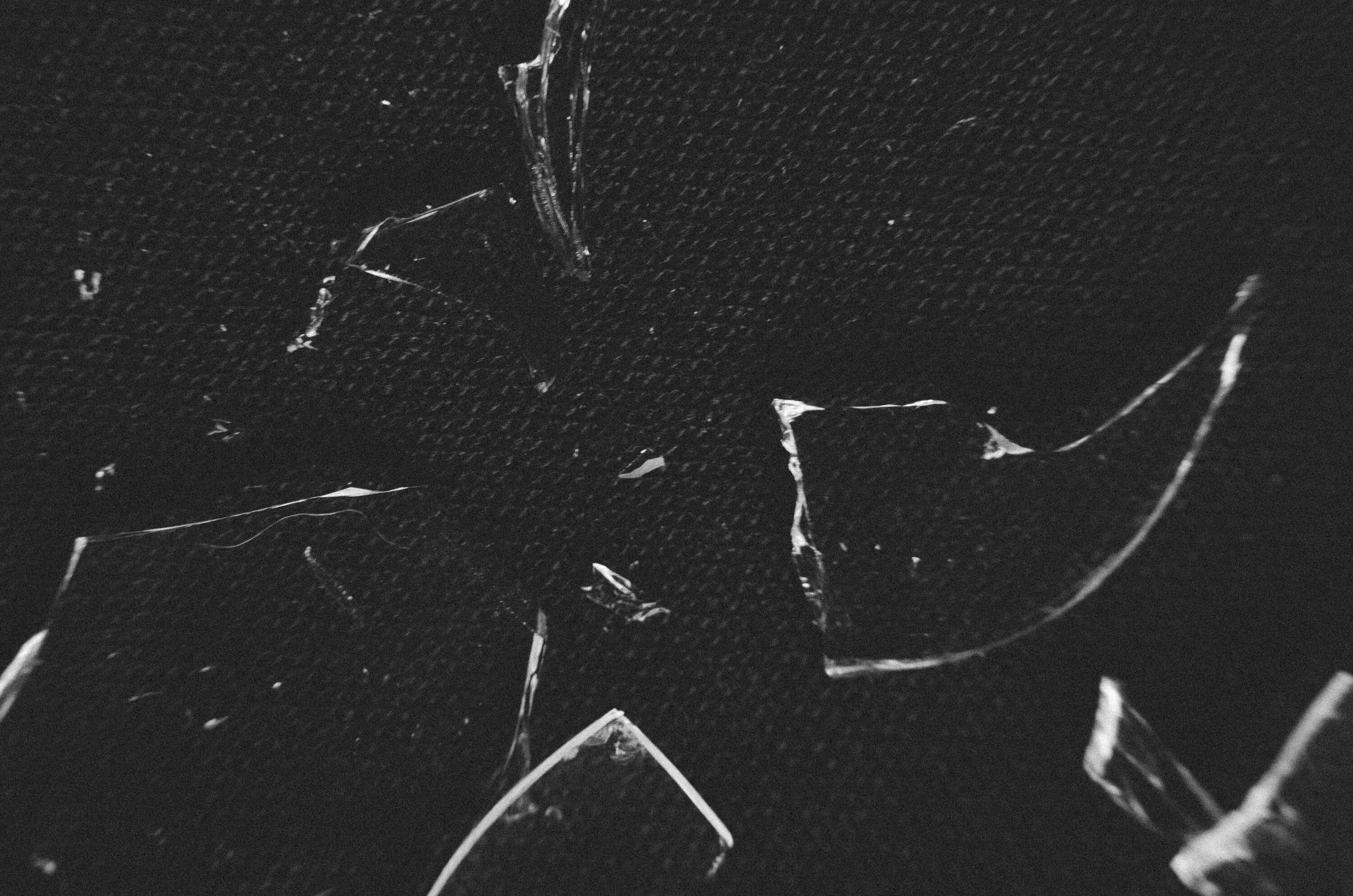 Разбитые стекла песня. Треснутое стекло. текстура разбитого стекла. битое стекло на черном фоне. разбитое черное стекло.