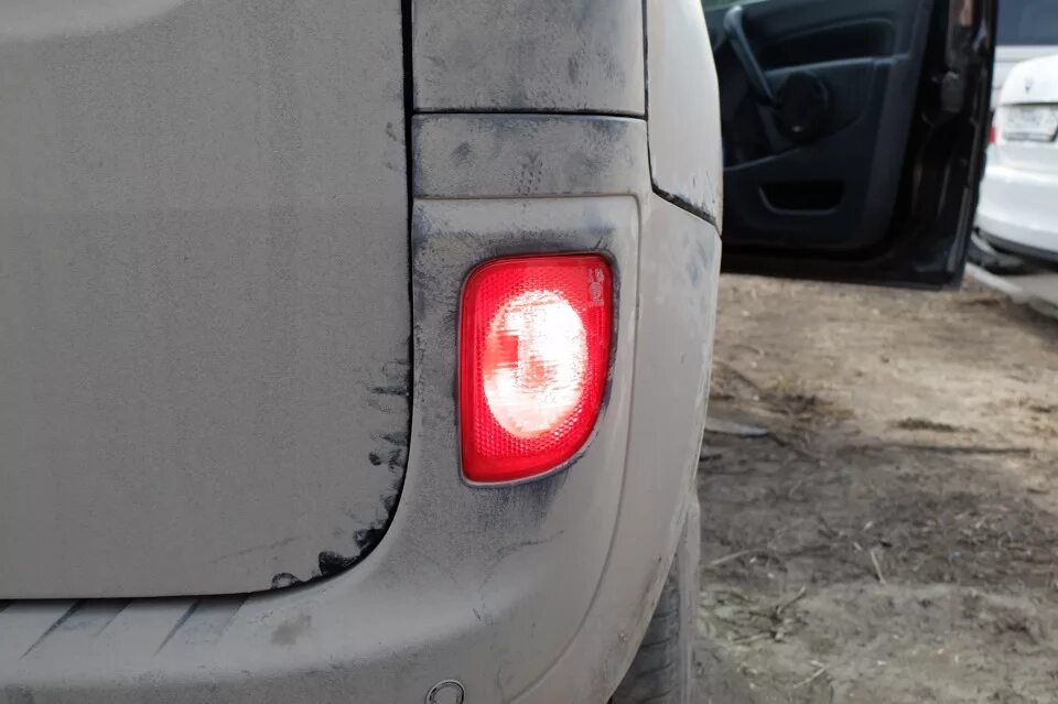 Врезаем лампу в правый фонарь ПТФ - Renault Kangoo (2G), 1,6 л, 2011 года электр