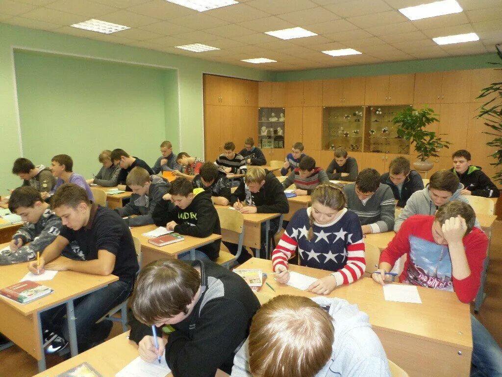 Волхов воронежская. Великий новгород центр города улицы. Вокзал станции волховстрой-1. Вктс волхов. Великий новгород центральная улица.