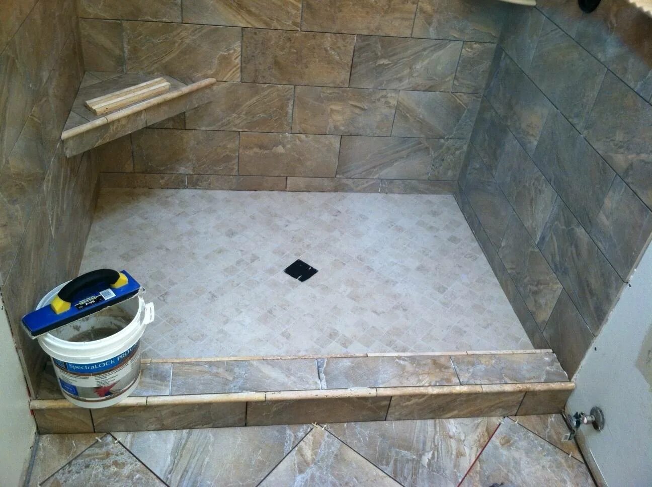 Сделать плитку своими руками ванной. Гидроизоляция душевой в деревянном доме. Гидроизоляция деревянного для ванной. Гидроизоляция для ванной комнаты под плитку. Гидроизоляция ванных комнат и санузлов.