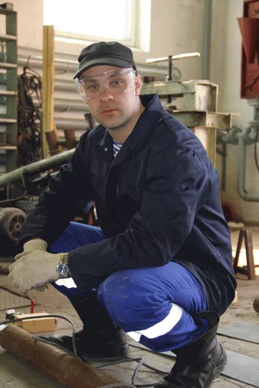 слесарь. профессия фрезеровщик. слесарь ремонтник тепловых сетей. судовой сварщик. амурский гидрометаллургический комбинат.