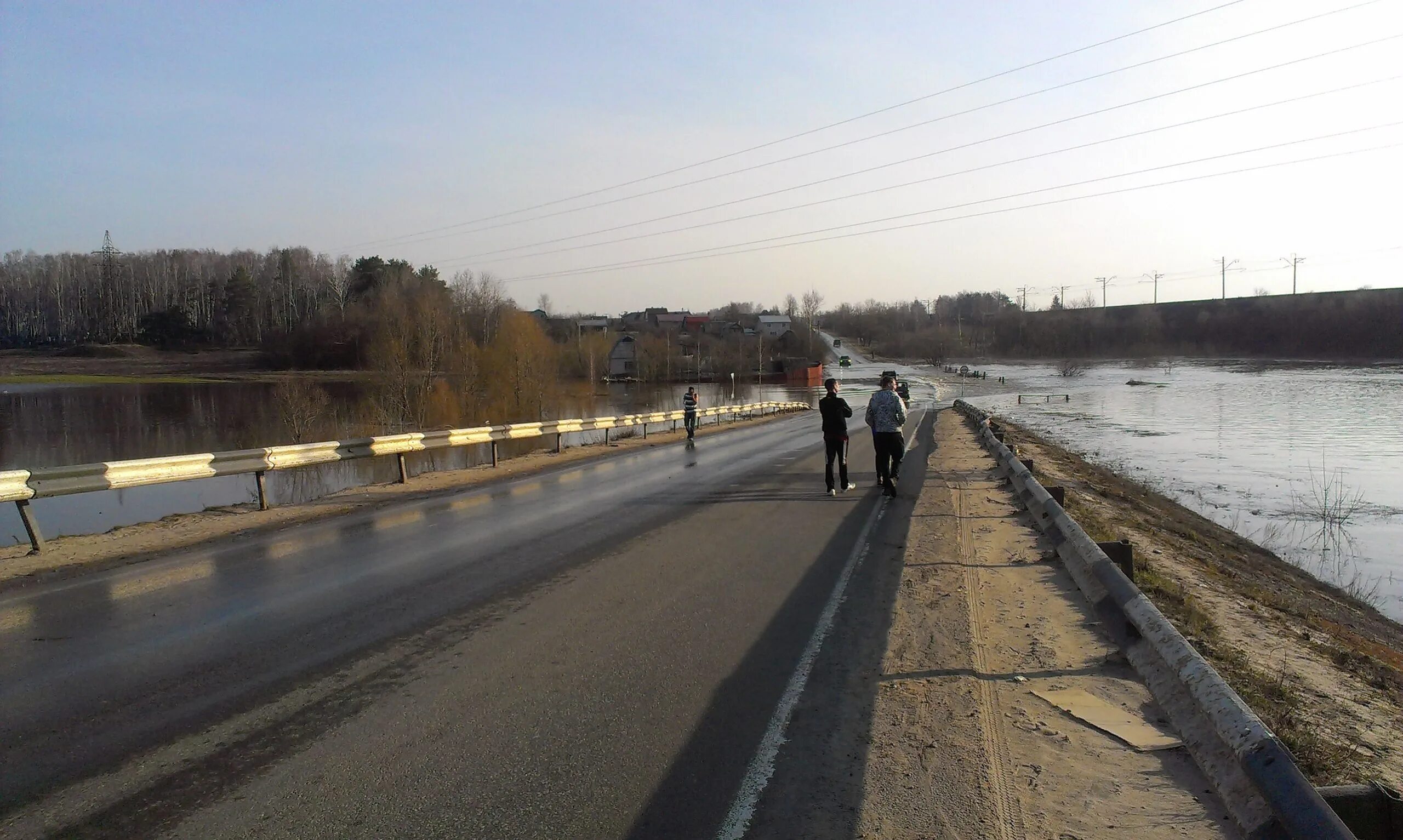 Уровень воды в реке угра. Река Угра Товарково. Река Угра мост Воротынск. Угра разлив 2022 мост в Ростове. Товарково Угра мост.